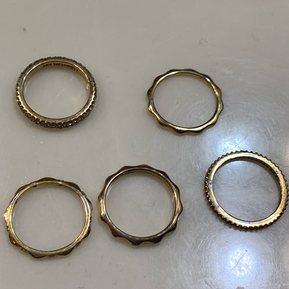 ❌SOLD❌ ✨4X HP✨ Ann Taylor crystal stacking gold ring set size 7 - Picture 5 of 6